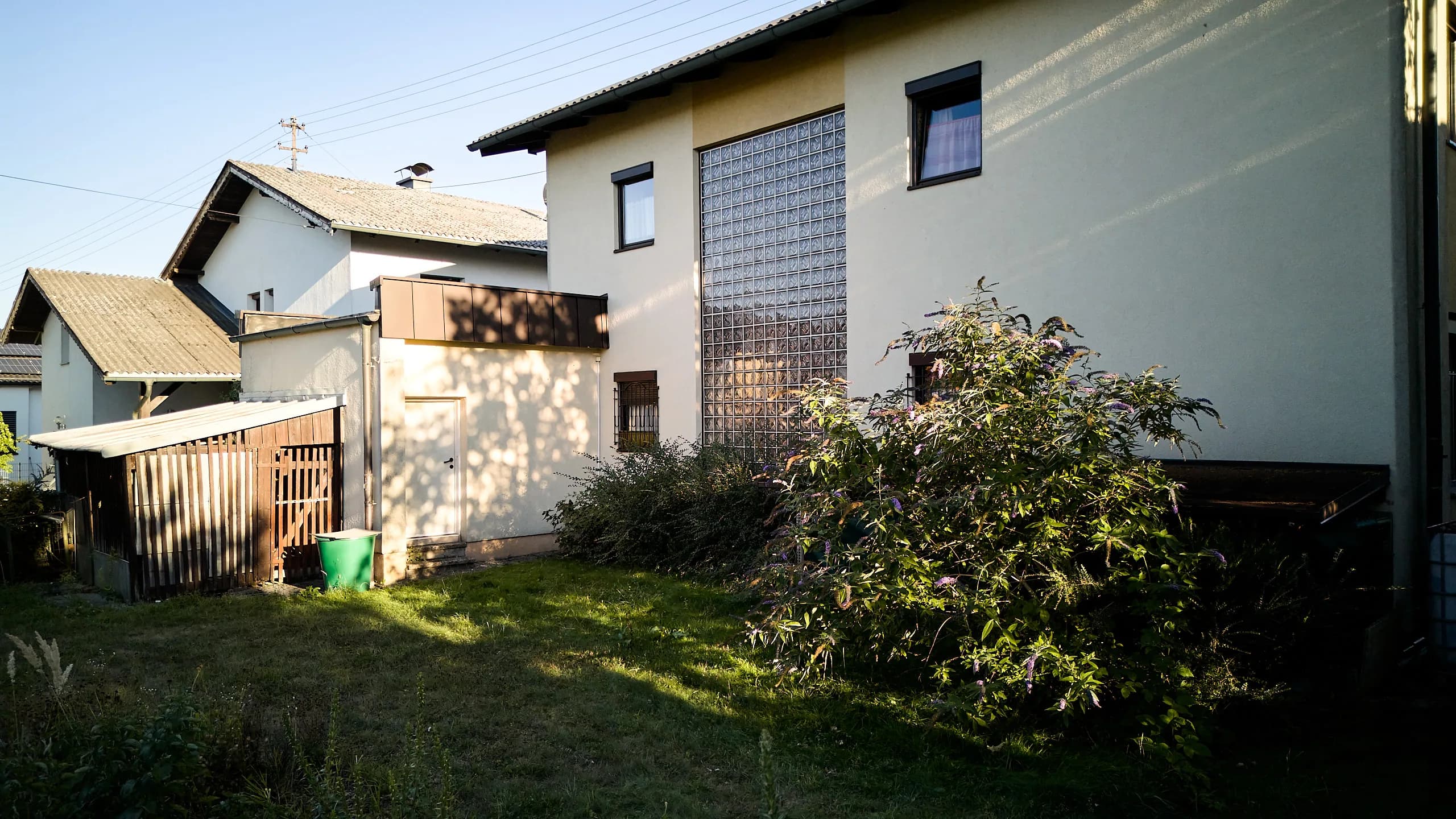 Die Nordseite mit der Glasbausteinwand