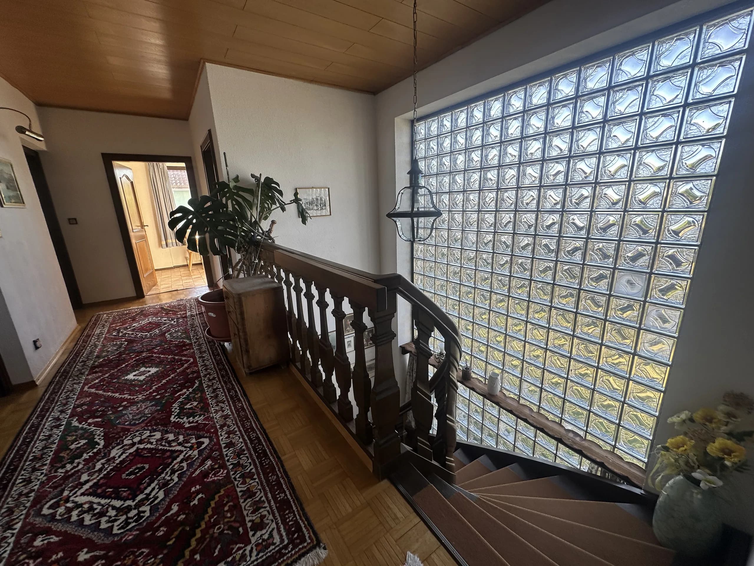 Die Glasbausteinwand am Stiegenhaus