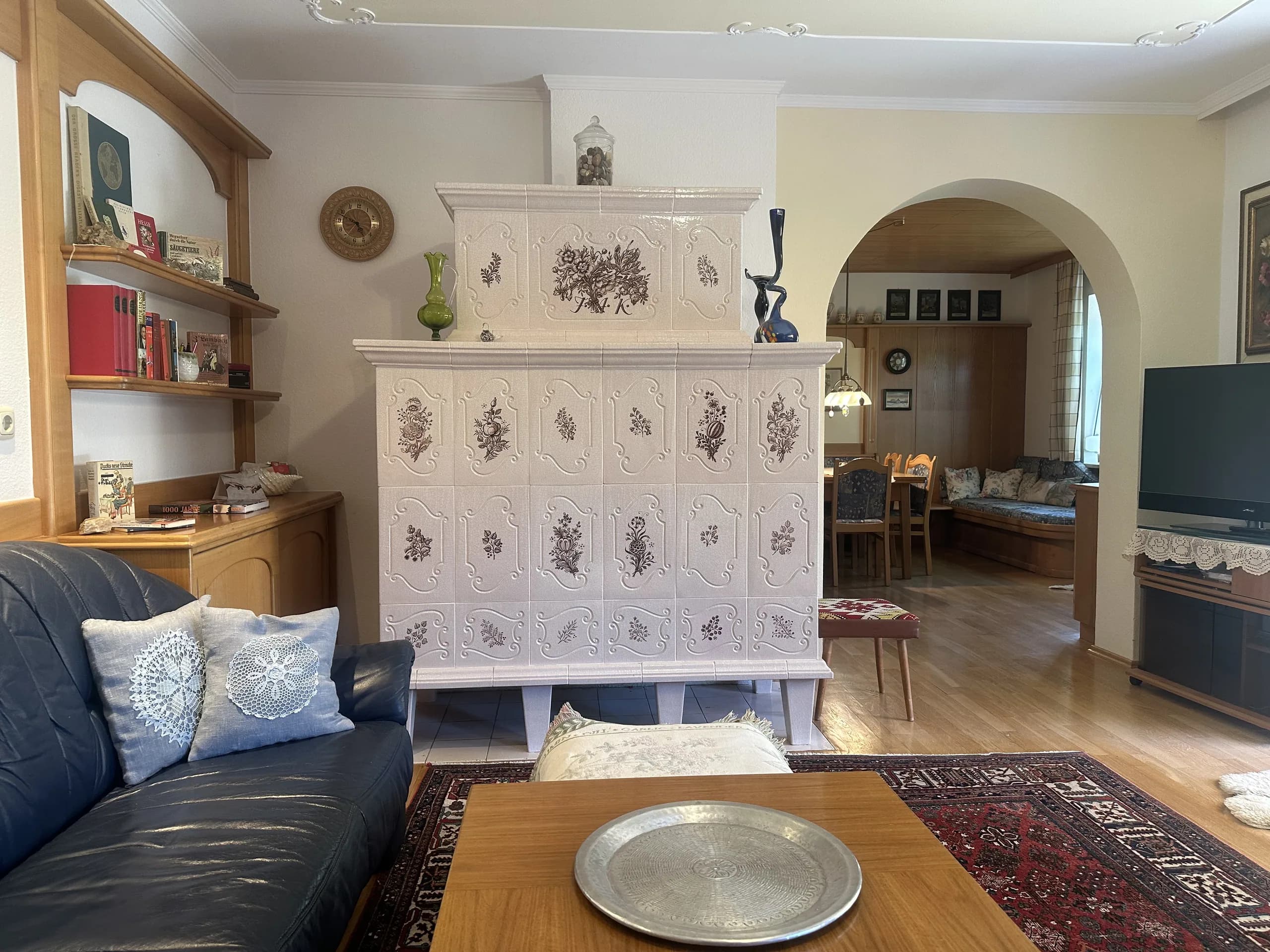 Handbemalter Kachelofen im Wohnzimmer