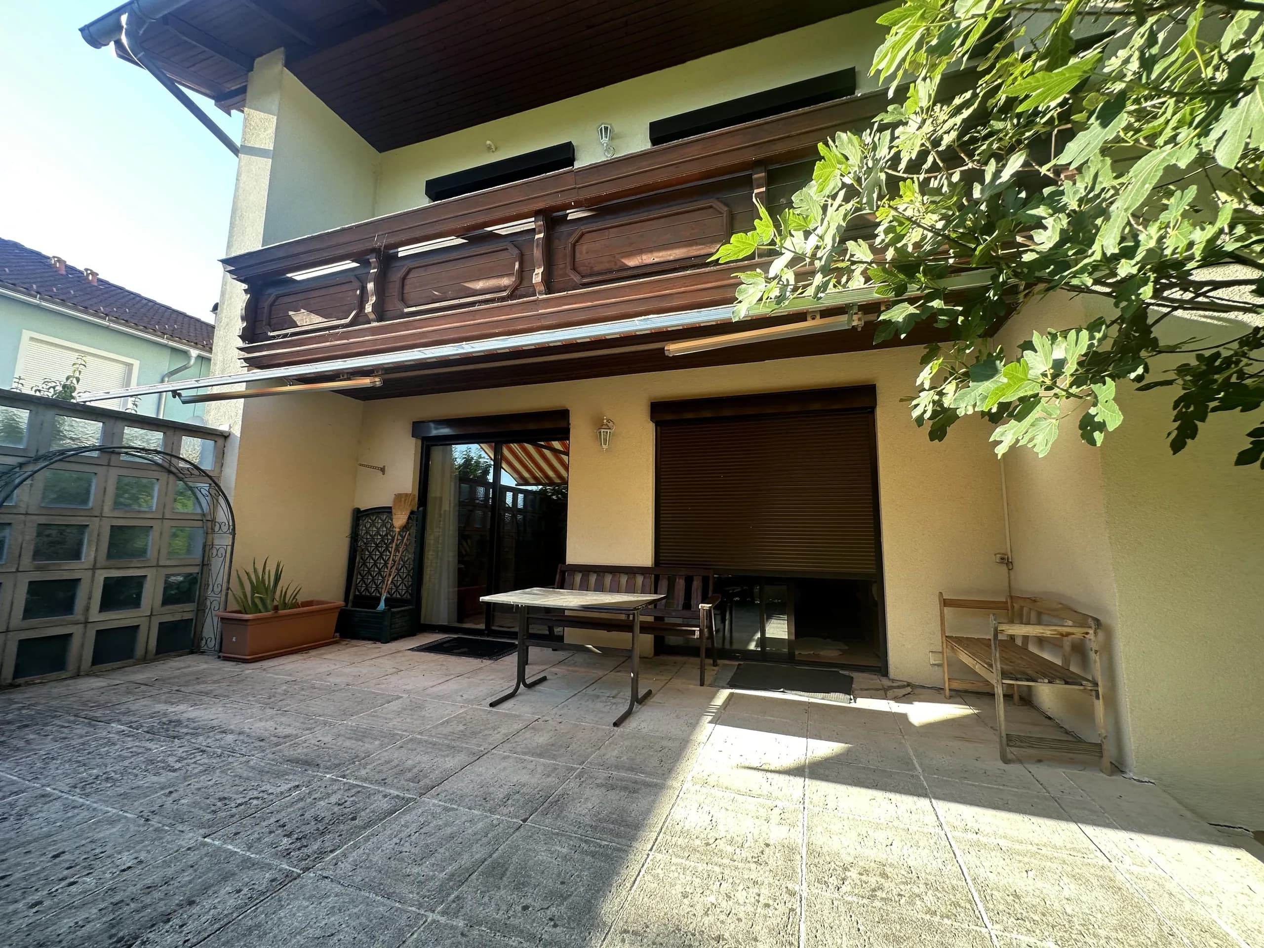 Die überdachte Terrasse an der Südseite