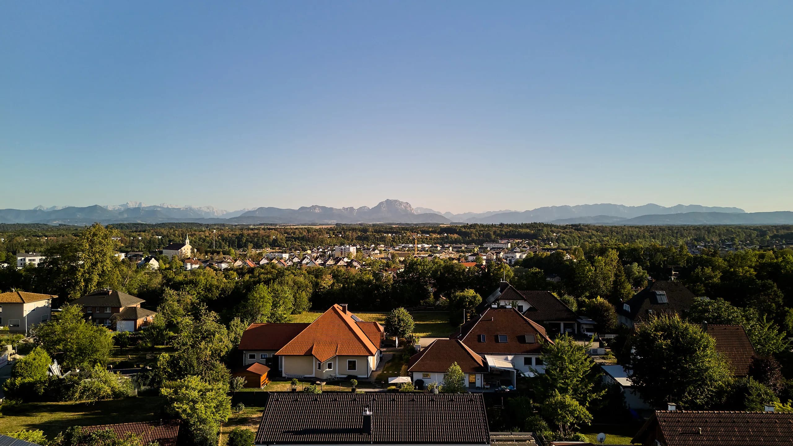 Panorama über den Ort zu den Alpen