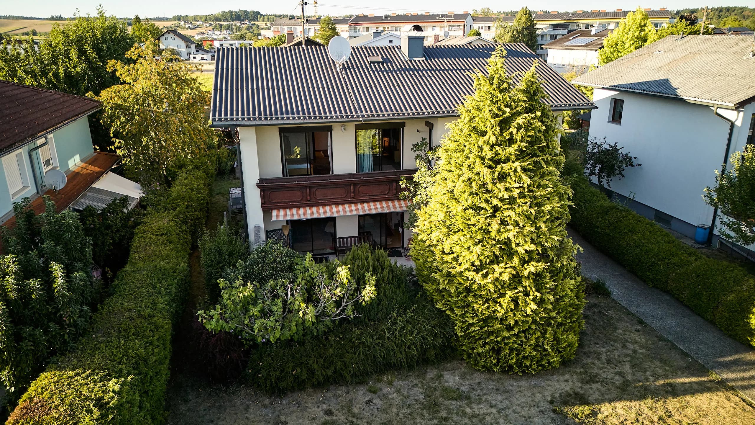 Südseite mit Terrasse, Balkon und Garten