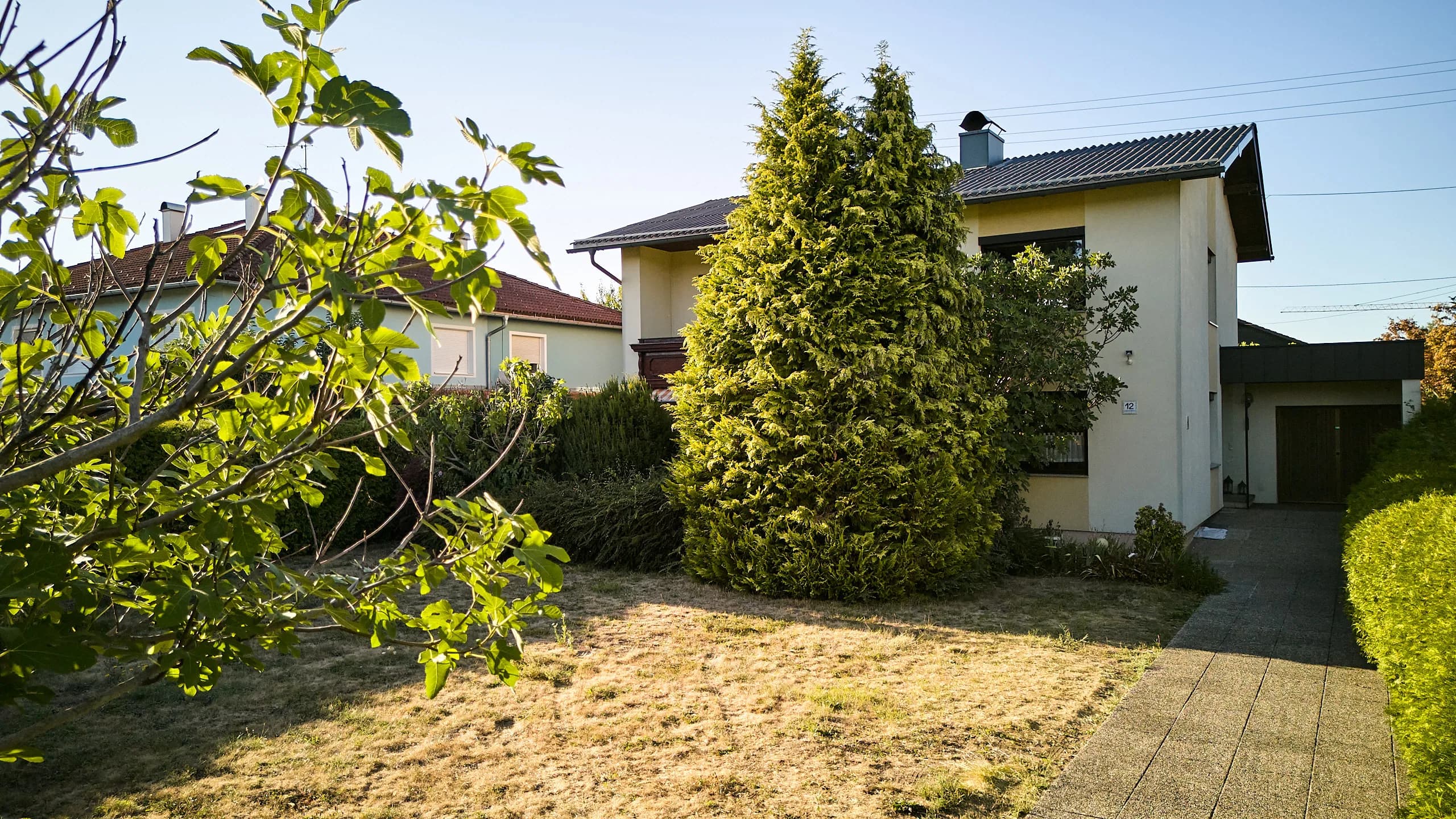 Garage und Zufahrt an der Ostseite